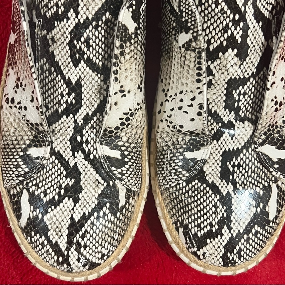 J-Slides Womens Snake Skin Print Slip-On Sneakers Black & White Faux Leather - Picture 9 of 9